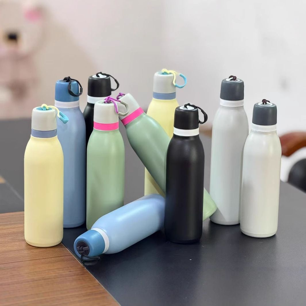 18oz/24oz Easy Carry Outdoor Stainless Steel Insulated Travel Bottle with Lid -strap