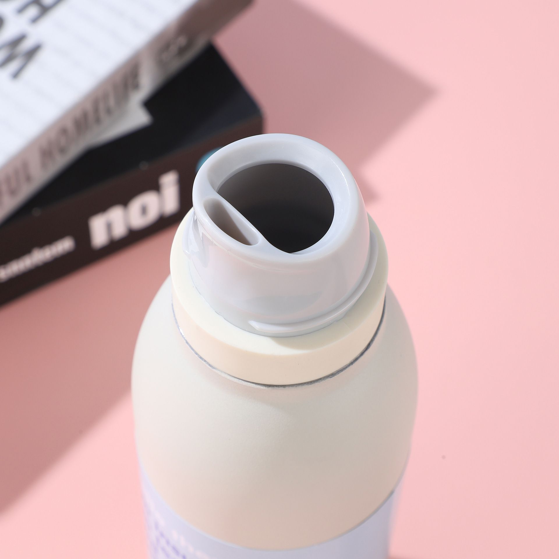 18oz/24oz Easy Carry Outdoor Stainless Steel Insulated Travel Bottle with Lid -strap