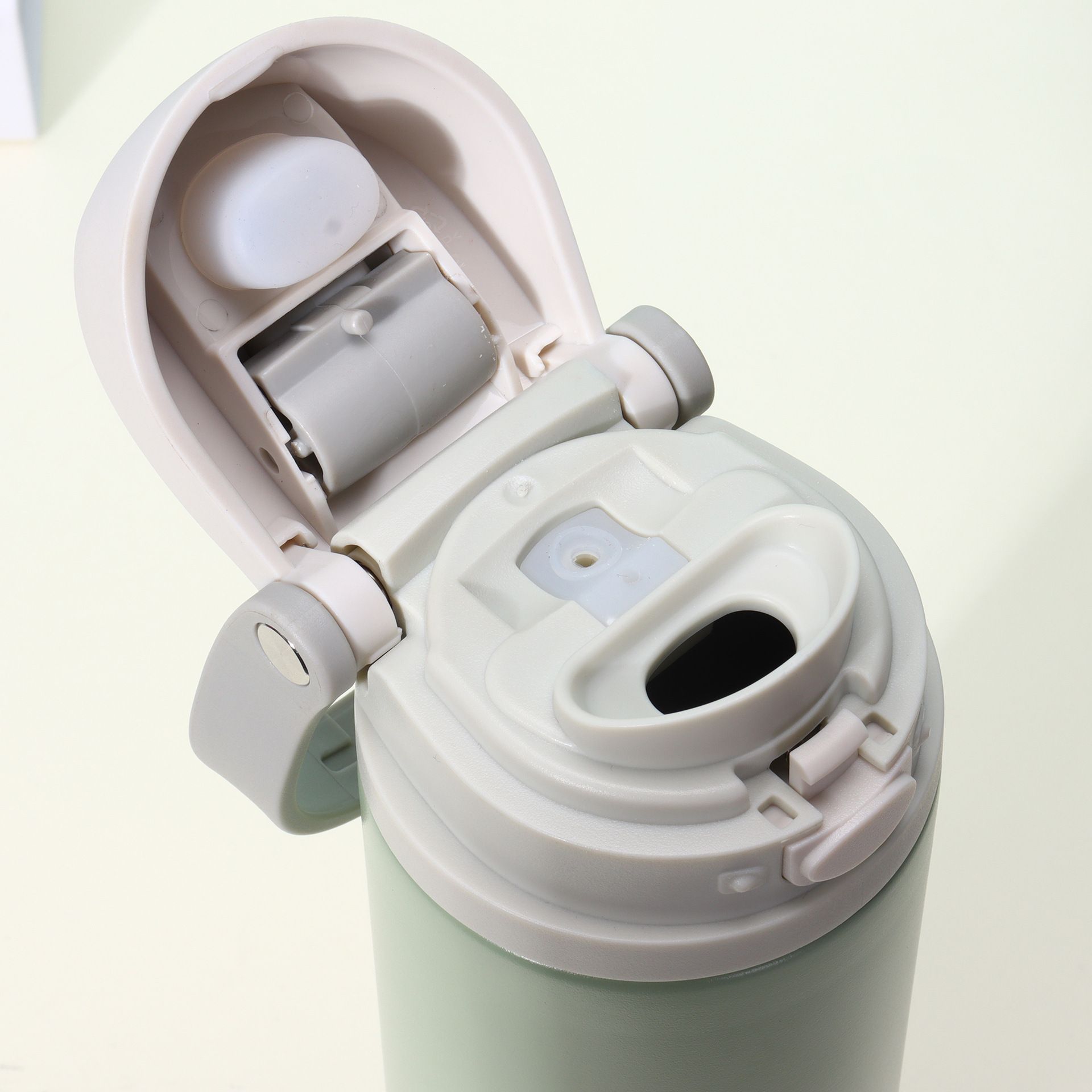 Stainless Steel Insulated Water Bottle with Dual - Drink Flip - Top Lid & Foldable Straw (18/24/32/40oz)